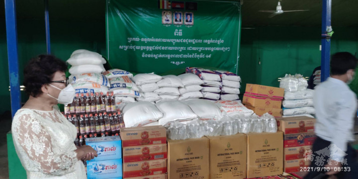 世華工商婦女會柬埔寨分會創會會長黃桂沄捐贈物資