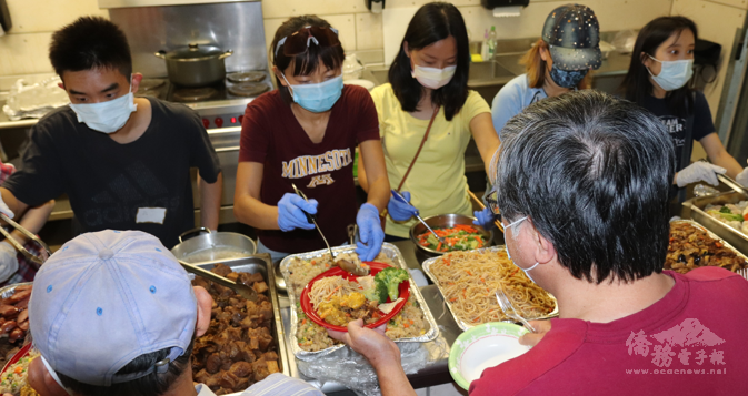 青年會員幫忙分派食物
