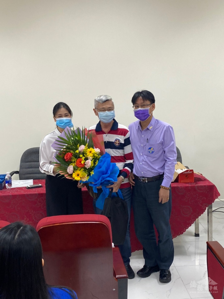 合影，左起，河靜大學中文系陳老師、任職富營公司畢副總、河靜臺商會會長張畯珅