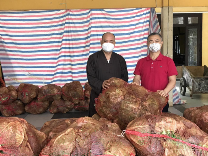 右越南總會名譽許玉琳總會長左永嚴寺青峰法老師