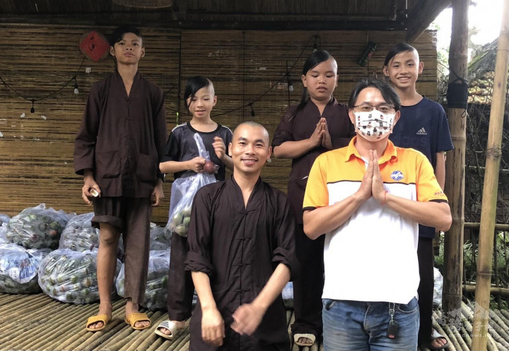 左般若禪寺的住持同孝法師右林同商會會長施傳寶