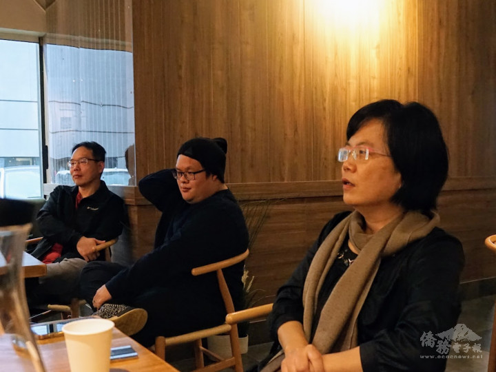 陳淑姿（右）、林天華（中）夏基陸（左）與僑青討論宣揚臺灣電影