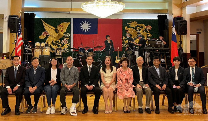 左起：新聞組長施維鈞、僑務諮詢委員梅錫銳、中華公所主席鄭慧民及夫人翁美蓉、經文處處長孫儉元及夫人倪雪娥、僑務委員郭兢儒、僑務委員蔣宗壬、科技組長謝水龍、教育組長黃薳玉、僑教中心主任潘昭榮。