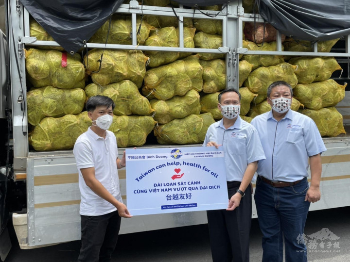 捐贈蔬菜到平陽省，平陽商會張慶煌會長-黃怡銘副會長接棒送平陽省百姓