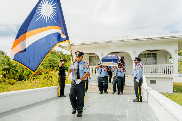 大酋長國葬儀式由國家警察隊抬棺及舉國旗
