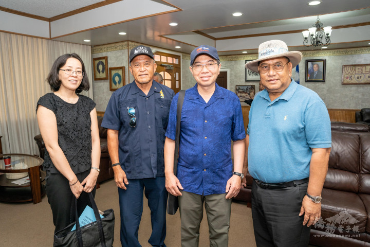 駐馬紹爾大使蕭勝中(右2)伴隨馬國總統(左2)搭專機參加大酋長國葬儀式