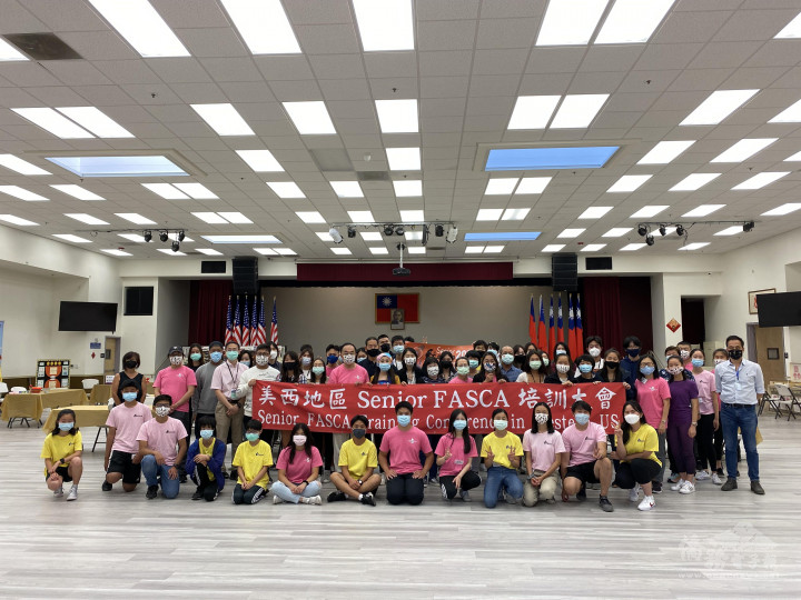 Senior FASCA與舊金山FASCA學員、文化種子教師、技藝培訓講師於臺灣文化夜市合影