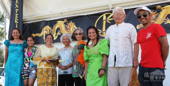 第十七屆美國佛羅里達州首府塔城亞洲節主部分工作人員上臺亮相：活動總監Melinda Cowen (左ㄧ)，亞洲協會會長唐玉清(左五)。【攝影：David Heath】