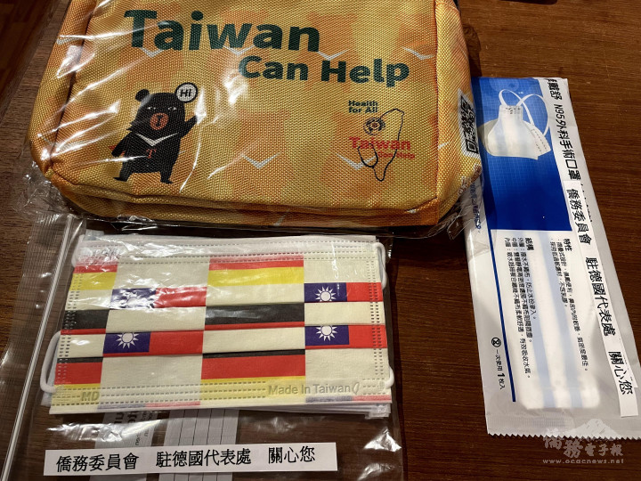 駐德國代表處僑務秘書張光璟特別為本次活動準備了精美的口罩及黑熊防疫關懷包