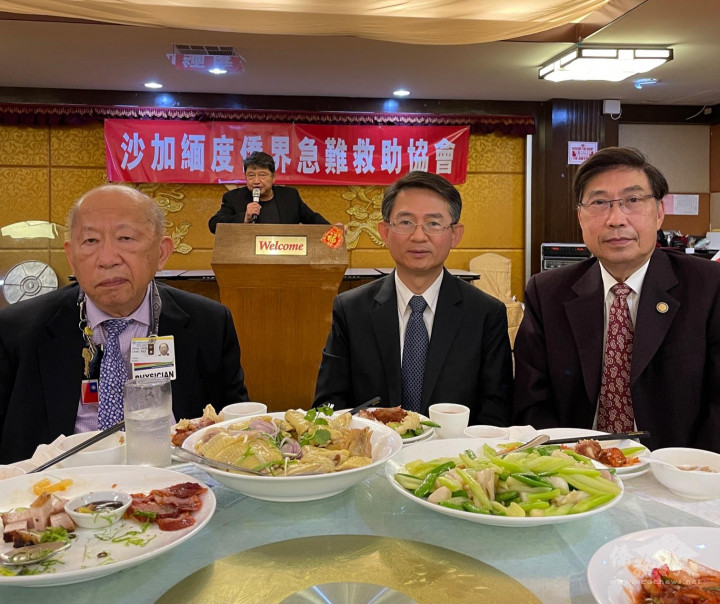 左起二埠中華會館主席陳榮良醫生、辦事處副處長李盈興、僑務委員許肇家醫生