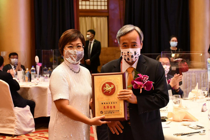 梁輝騰(右)致贈感謝獎牌給僑委會，由徐佳青(左)代表接受