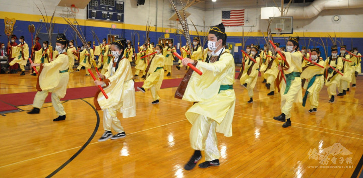 新澤西中文學校學生於祭孔大典中佾舞獻禮, 表現中華文化之美.