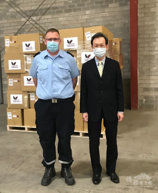 駐歐盟公使楊平齊（右）代表我國外交部捐贈20萬片口罩予盧森堡政府