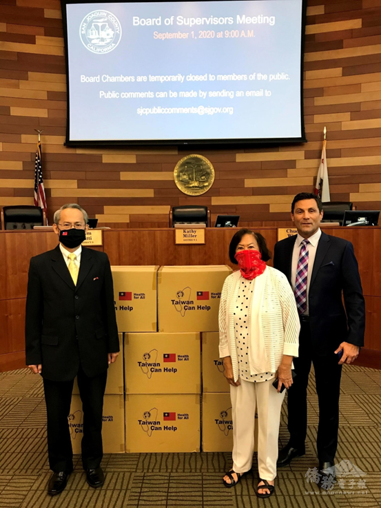 2020年9月1日賴銘琪(左)代表北美洲臺灣商會聯合總會捐贈一萬片醫療口罩予加州聖華金郡（San Joaquin),由郡長Tom Patti(右一）代表接受