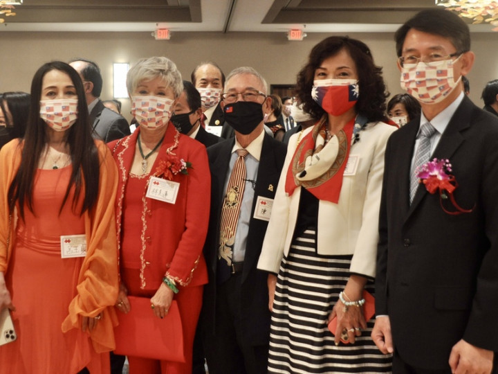 在防疫到位的前提下，僑胞把各式愛國口罩戴好戴緊是今年舊金山國慶酒會的特色之一。前僑務委員林美蓮（左2，著紅衣）是今年金山灣區國慶委員會主委