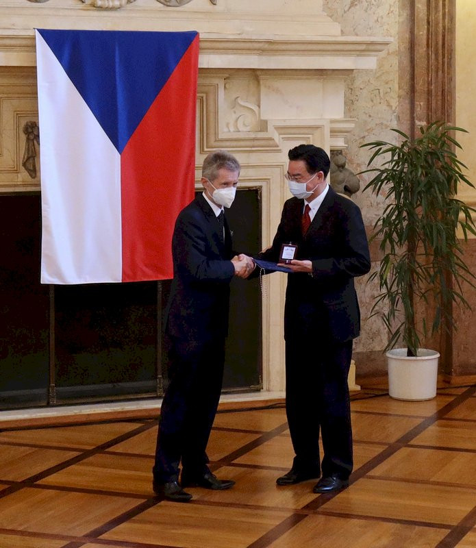 外交部長吳釗燮（右）27日獲捷克參院議長維特齊頒發銀質獎章