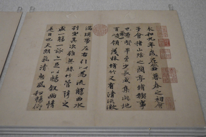 故宮南院30日起推出「刻石取拓–故宮碑帖特展」，東晉書法家王羲之「蘭亭序」有多種摹本與拓本傳世，特展中除展出「定武蘭亭真本」外，另選元陸繼善「摹褉帖」雙鉤本（圖）展出，做為對照。