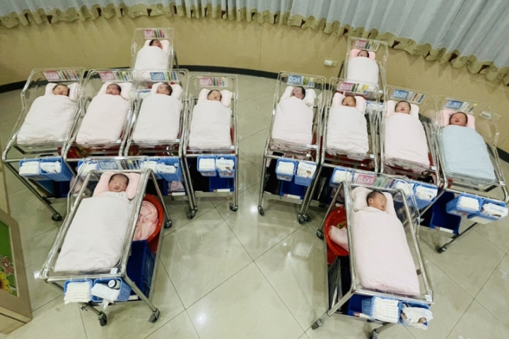 宋俊宏婦幼醫院特別將國慶寶寶排成雙十形狀，為國家慶生，也祝福寶寶健康平安長大。（桃園市政府衛生局提供）