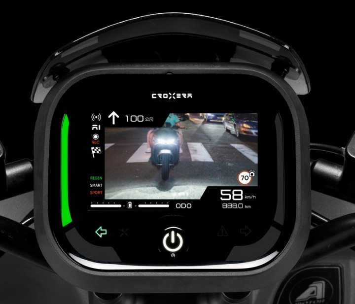 機車業者2021年新款機車的智慧儀表板搭配升級行車紀錄器，以業界首創的DAPS死角預防系統，提醒駕駛注意後方來車，未來可透過車聯網連結智慧型路側系統，針對行車危險行為或路況提出警告。（宏佳騰提供）