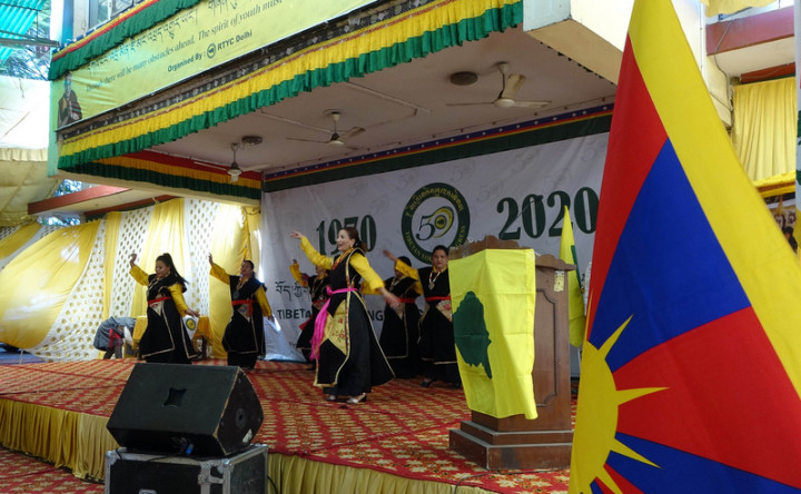 西藏青年大會（TYC）26日在印度首都德里舉行成立50週年慶典。圖為流亡藏人在活動上表演傳統舞蹈。