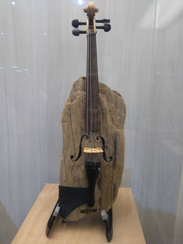 嘉義縣大埔鄉和平村民以曾文水庫漂流木打造小提琴，造型各異，都是村民手工製作，創造地方特色。