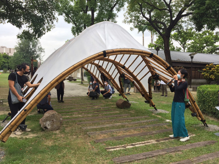 「2021構竹林鐵新銳展」持續在嘉義展出中，由設計師陳鈺雯打造的作品「拾光隧道」選擇以3種拱形共同交織出穩定結構，創造出鐵軌般的光影。