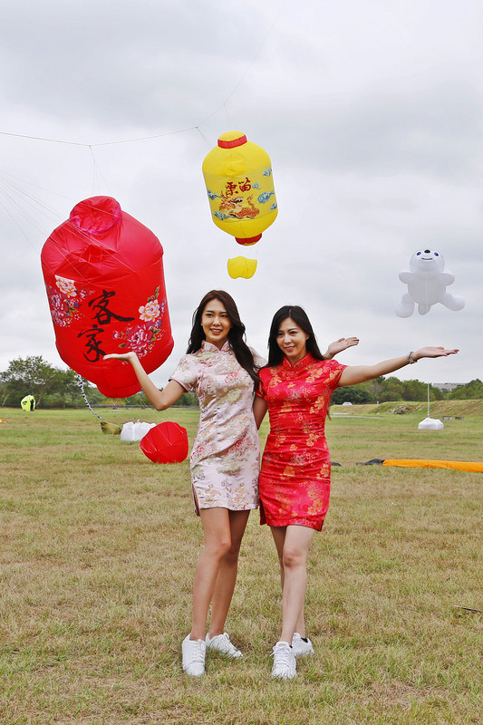 苗栗2021風箏文化暨客家美食節30、31日將在苗栗市河濱公園登場，今年因應COVID-19疫情，特別設計「客家燈籠」風箏，盼藉由燈籠「點燈」、「祈福」意涵，掃除疫情陰霾。（苗栗市公所提供）