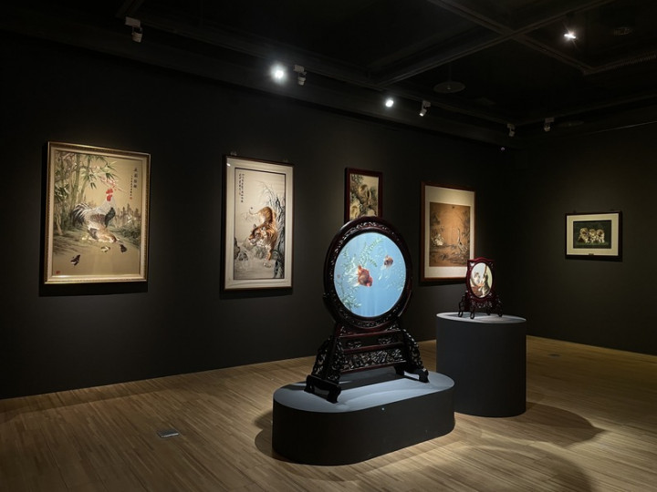 鳳甲美術館今年9月推出8年來首場全館刺繡大展「刺繡秀秀：織品上的圖像紀事」，展出36件刺繡作品。（鳳甲美術館提供）