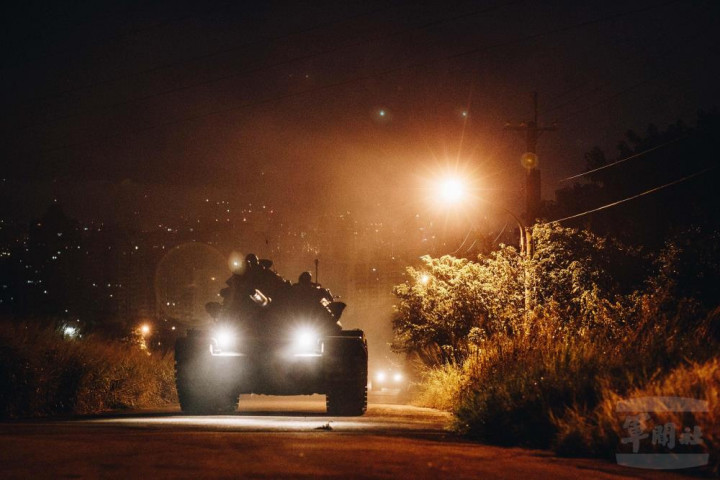 陸軍裝甲586旅於拂曉前在中部地區執行戰備偵巡訓練。（軍聞社記者陳軍均攝）