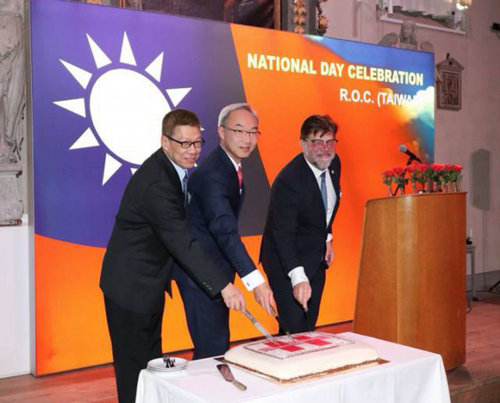 駐瑞典代表處6日舉行國慶晚會。駐瑞典代表姚金祥（中）、「台瑞國會議員協會」副主席貝里隆德（Mats Berglund）（右）及瑞典華人聯合會會長張克勝（左）共同切國慶蛋糕。（瑞典代表處提供）