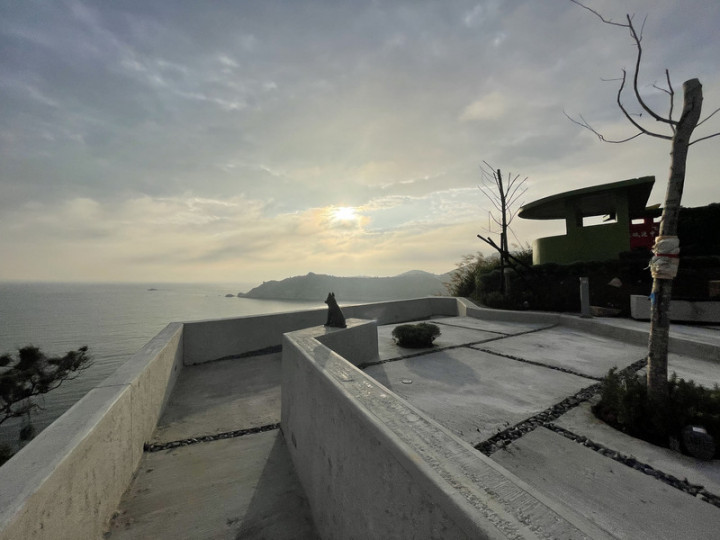 連江縣東引鄉公所修繕活化「鐵騎堡」據點，將機槍堡上方岡哨闢建觀景台、連接地下碉堡可供遊客體驗戰地風情，成為東引觀光新景點。（蔡沛原提供）