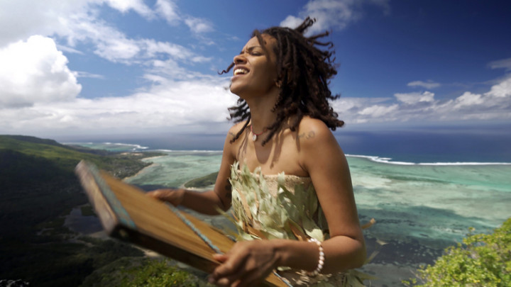 橫跨世界的南島聲音採集計畫「小島大歌」，2021年底將發行以「為海洋發聲」為主題的第2張專輯，邀15名來自10個南島國家的音樂創作人遠端共製。（小島大歌工作室提供）