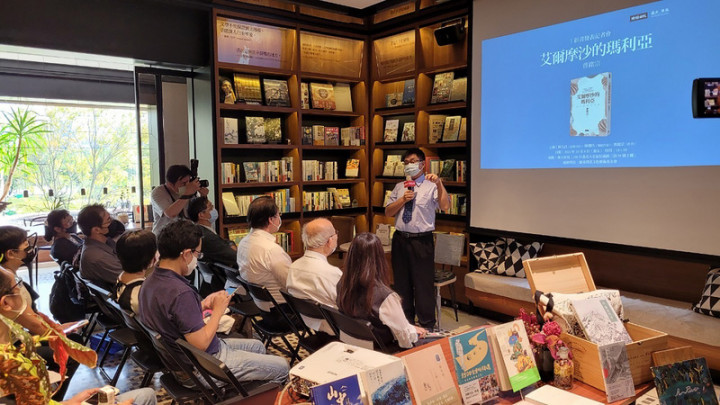 作家曹銘宗（後中）聚焦17世紀西班牙殖民台灣的歷史，完成「艾爾摩沙的瑪利亞」一書，全書採紀年寫法逐年陳述，依序呈現17世紀西班牙人在台灣的歷史，8日舉行新書發表會。（時報出版提供）