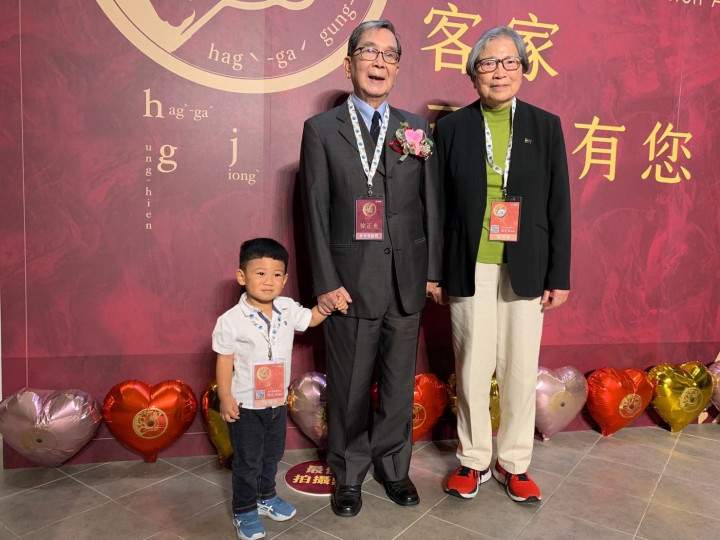 客語傳承給下一代也成為他重要的工作，他教給2歲孫子的第一句客語就是「（亻厓）係客家人」。