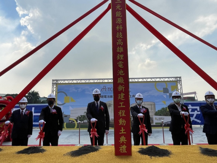 台泥高雄小港鋰電池工廠25日舉辦動土典禮，行政院副院長沈榮津（右3）、高雄市長陳其邁（右2）、台泥董事長張安平（左3）等人出席。