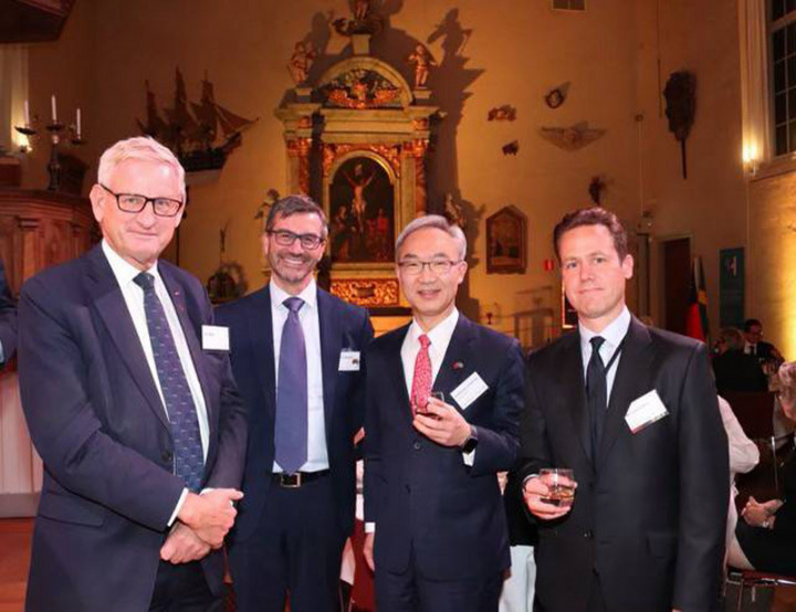 駐瑞典代表處6日舉行國慶晚會。駐瑞典代表姚金祥（右2）與瑞典前總理畢爾德（Carl Bildt）（左）、瑞典核廢料處理公司（SKB）國際部總經理霍姆克維斯特（Magnus Holmqvist）（左2）、瑞典外交部亞洲司司長關史東（Niclas Kvarnström（右）合照。（瑞典代表處提供）