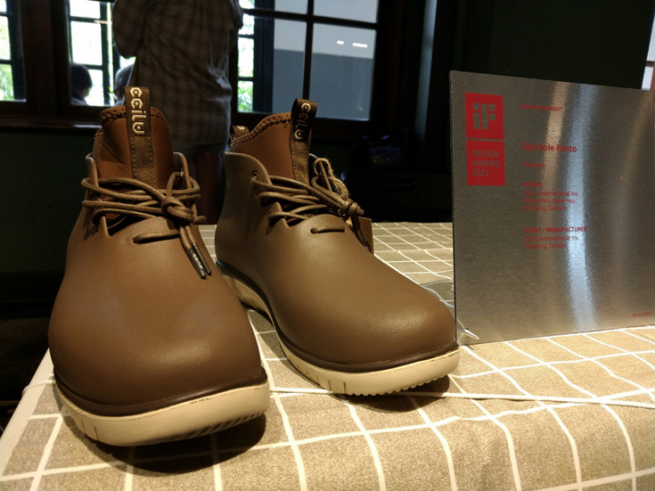 馳綠國際股份有限公司執行長許佳鳴表示，以便利商店中杯咖啡為基準，約15杯能製成圖中的雨靴；目前相關產品已經取得10項國際專利，並輸出全球約40國。