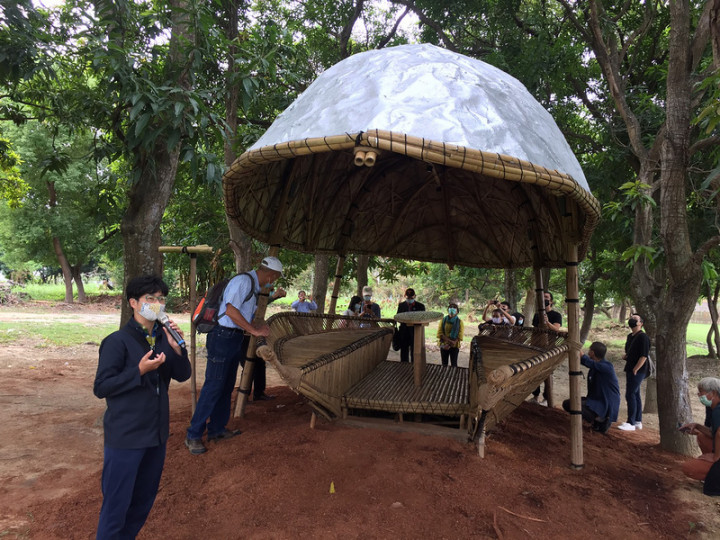 「2021構竹林鐵新銳展」為國產竹導入建築揭序幕，6件巨型竹構創作將在嘉義展出3年以上，其中建築師方新樵作品「精靈之境．竹構芒果茶屋」安靜存在於小丘上，彷彿一顆台灣土芒果墜落在大地懷裡。