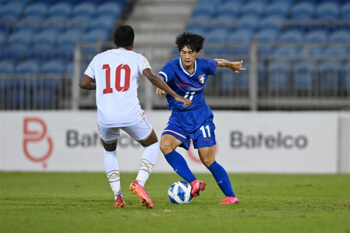 Taiwan forward Lai Li-chin (blue). Photo courtesy of Chinese Taipei Football Association