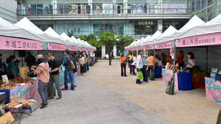 台中市政府經濟發展局23日舉辦「瘋創業嘉年華」活動，現場設有創意、創新、創業3大區，展示青創輔導成果。