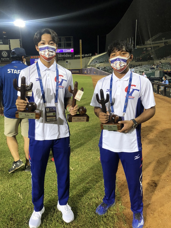 U23世界盃棒球賽3日落幕，台灣隊以第6名作收，投手陳宇宏（左）奪最佳勝率、防禦率獎項，以及最佳先發投手獎，球員張文漢（右）則奪下盜壘王。（中華民國棒球協會提供）