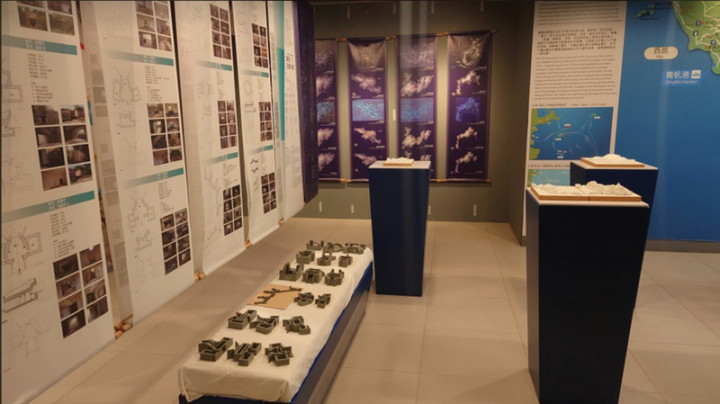「島嶼地誌特展」在東莒遊客中心展出，展示馬祖列島沙盤模型與地誌說明，提供不同觀點看待金馬豐富的戰地文化脈絡。（寓山文化工作室提供）