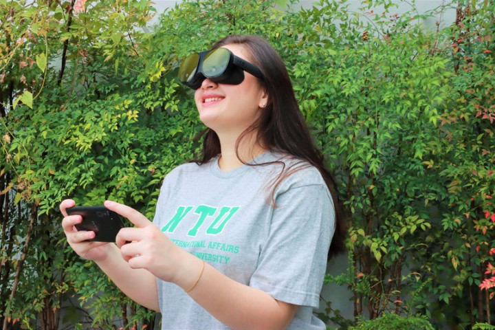 虛擬實境（VR）廠商宏達電宣布與台灣大學合作推出國際學生防疫包，隔離的國際學生戴上VR產 品後，可以馬上體驗台大森林遊樂課程學生製作的多個台灣VR體驗教材。（宏達電提供）