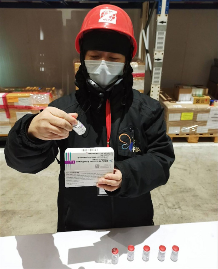 衛福部食藥署的檢驗團隊，負責擔任疫苗安全守門人，逐批完成嚴謹的檢驗程序。圖為立陶宛政府捐贈台灣的AZ疫苗。（衛福部食藥署提供）