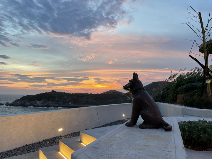 馬祖東引鄉南澳的「鐵騎堡」據點，透過東引鄉公所今年整建再利用，成為東引觀光新景點，並將老兵記憶中的軍犬銅像陳設在觀景台，希望遊客感受軍犬協助衛哨任務，與戍守前線軍人捍衛東引的故事。（蔡沛原提供）