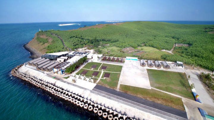 澎湖縣政府旅遊處搭上露營風潮，利用白沙離島的員貝國小廢校後的校園，規劃「員貝樂營」露營基地，地點依山傍海，7日正式試營運。（澎湖縣政府提供）