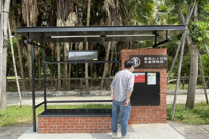 台南市政府交通局在山上花園水道博物館前設置的公車候車亭，以鑄鐵水管和紅磚牆為素材打造工業風造型，吸引不少遊客目光。（台南市交通局提供）