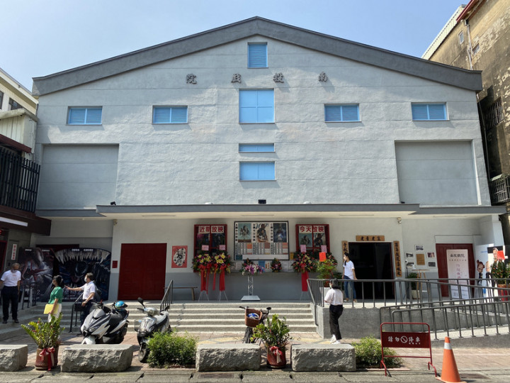 百年歷史的南投戲院（圖）申請文化部私有老建築保存再生計畫補助，斥資新台幣300萬元修繕建築物外牆，呈現民國55年時的樣貌，成為南投首件再生計畫完成案。