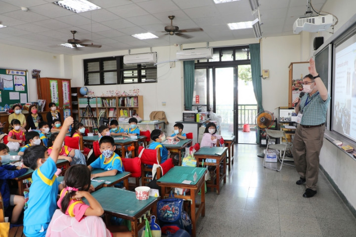 為實現2030雙語國家政策目標，台南市「雙語暨英語教育資源中心」29日在安平區西門實驗小學揭牌，啟動雙語教育。（台南市政府提供）