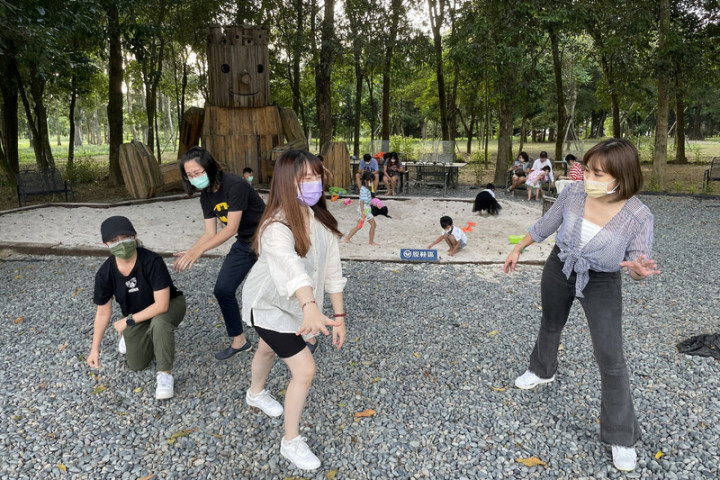 韓國影集「魷魚遊戲」劇中的木頭人娃娃引發熱議，近來不少遊客到台南山上花園水道博物館的大型人偶裝置藝術前模仿戲劇場景拍照。（台南市文化局提供）
